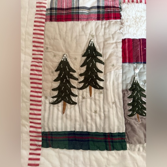 Pottery Barn White Red Quilt Blanket with Santa and Reindeer Crib size - Picture 8 of 13